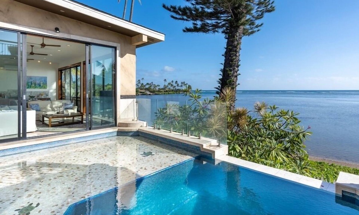 Waialae Iki Ridge House | Wailupe Seaside 6BR by Gather: Beachfront w/Luxury Guest House