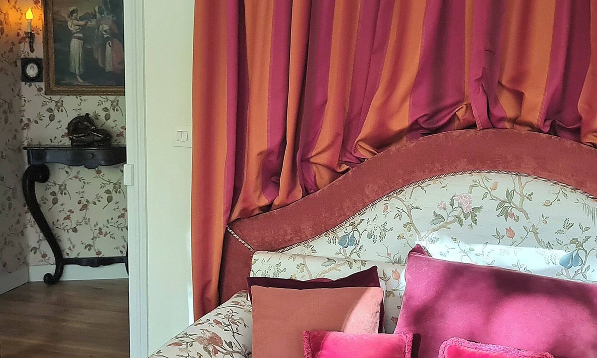 Quartier de l'Ecole-Militaire Apartment | Wake up beside Napoleon