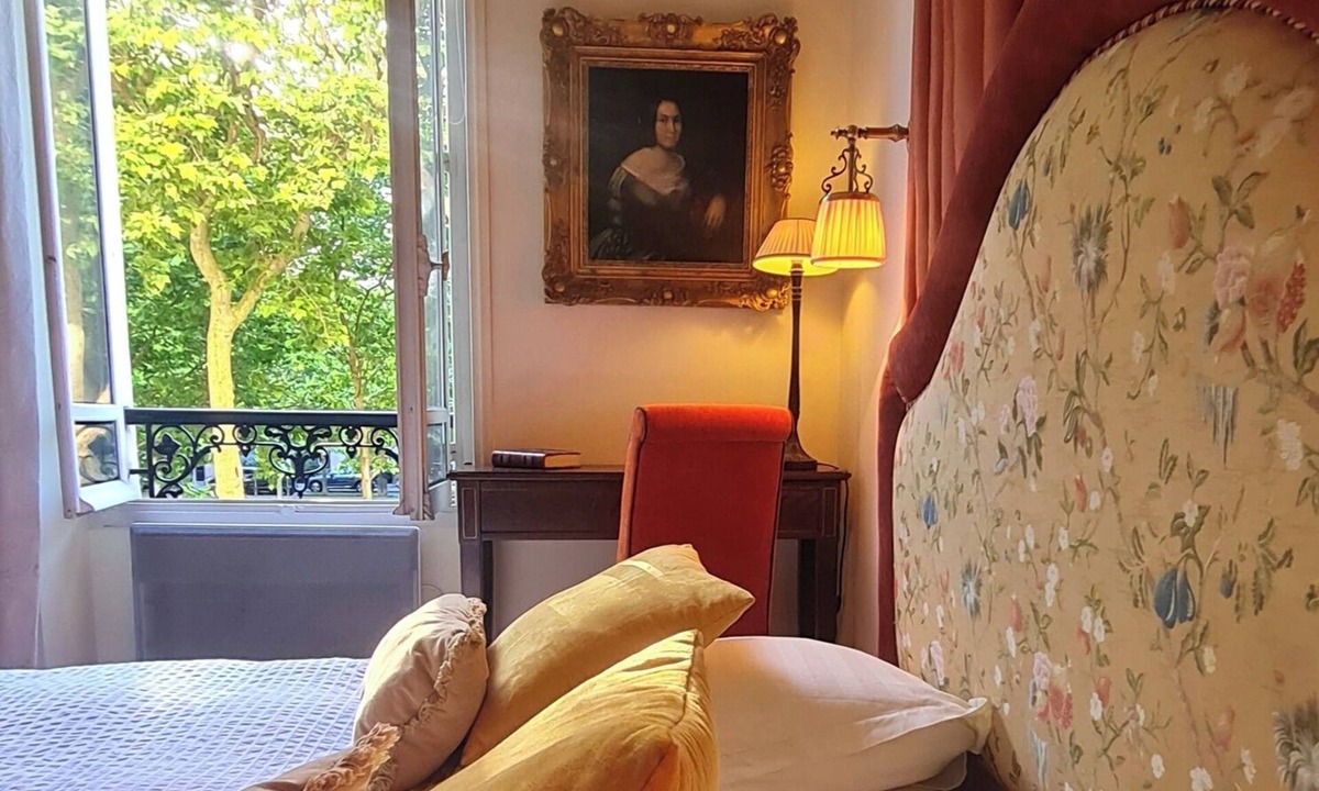 Quartier de l'Ecole-Militaire Apartment | Wake up next to Napoleon!