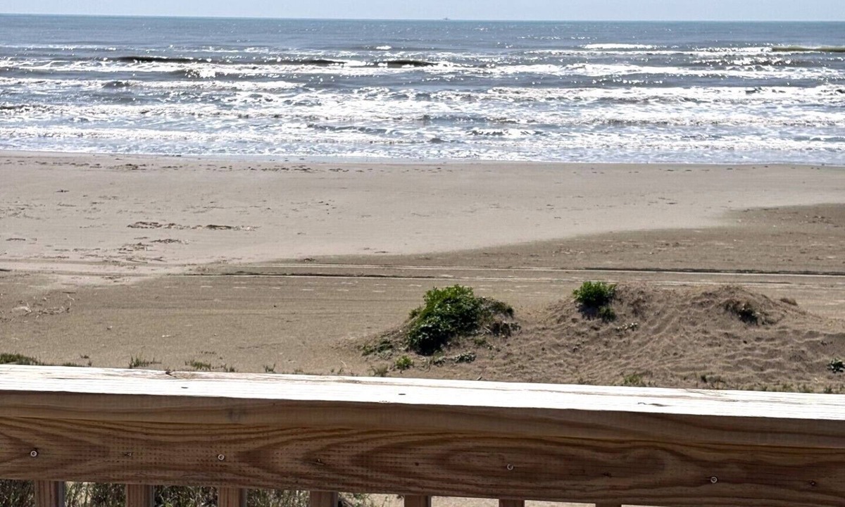Galveston House | Wake up to Sound of Waves, Ocean's Gem, Beachfront Beauty