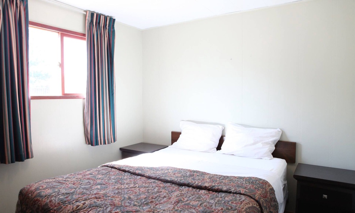 Falcon Lake Cabin | Wake up to waves at "Just Beachy"