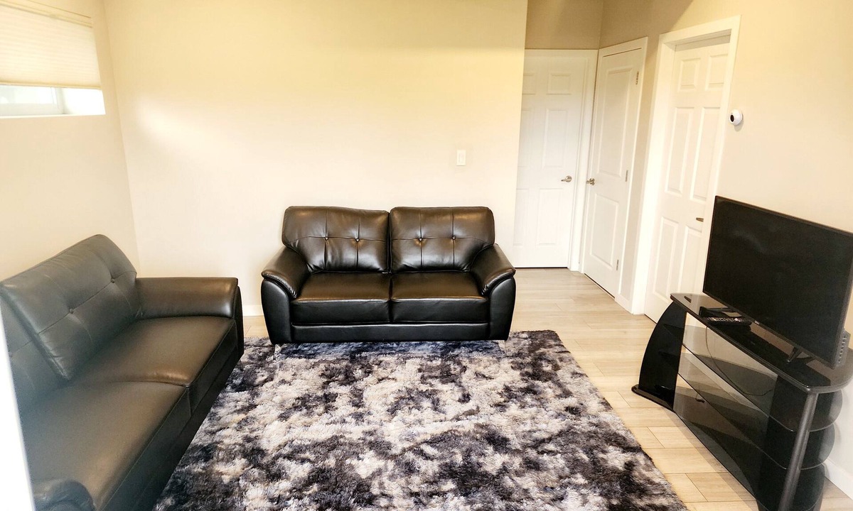 Southeast Calgary House | Walden Mount 1 Bedroom - Suite