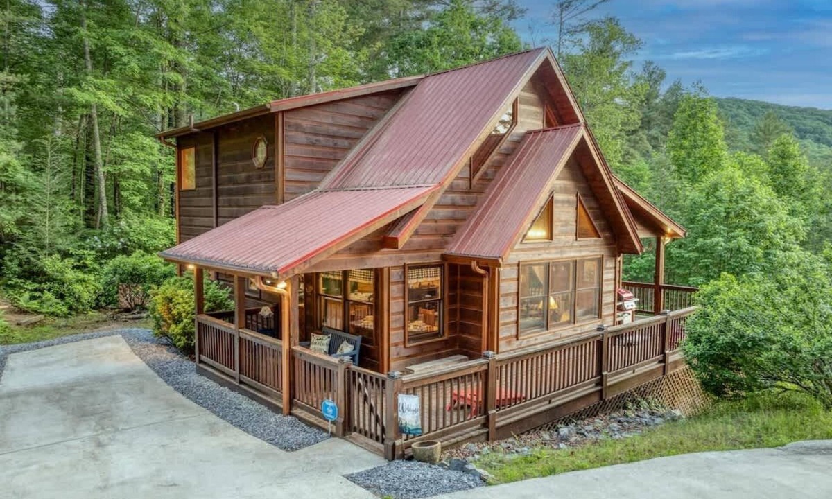 Aska Cabin | Waldhaus- Great Deal! View, Pet Friendly, Hot Tub
