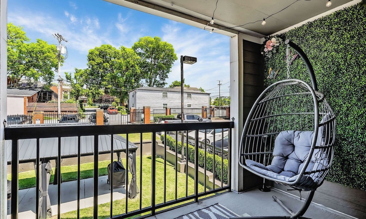 Rutledge Hill Condo | Walk 2 Bars|Free Parking|Balcony
