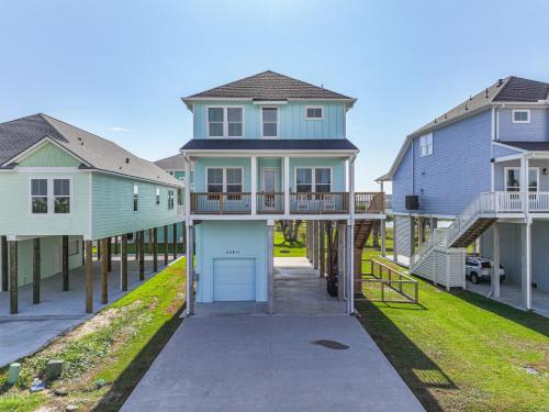 Terramar Beach House | Walk 2 Beach & Huge Pool! Pets Allowed! Salty Sea Dawg