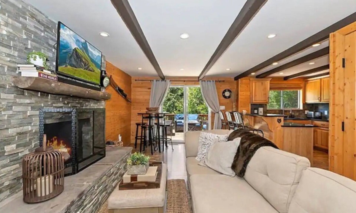 Lake Arrowhead Hotel | Walk 2 Village, Relax on Deck, Cool w/AC!