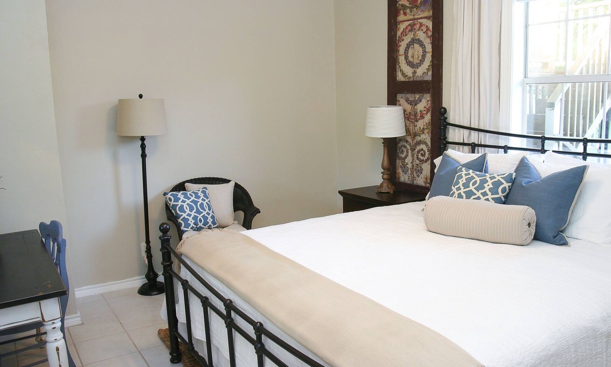 Oakwood Apartment | Walk .4 Miles to Texas A&M Campus and Aggie Park, Private Entry/Covered Parking