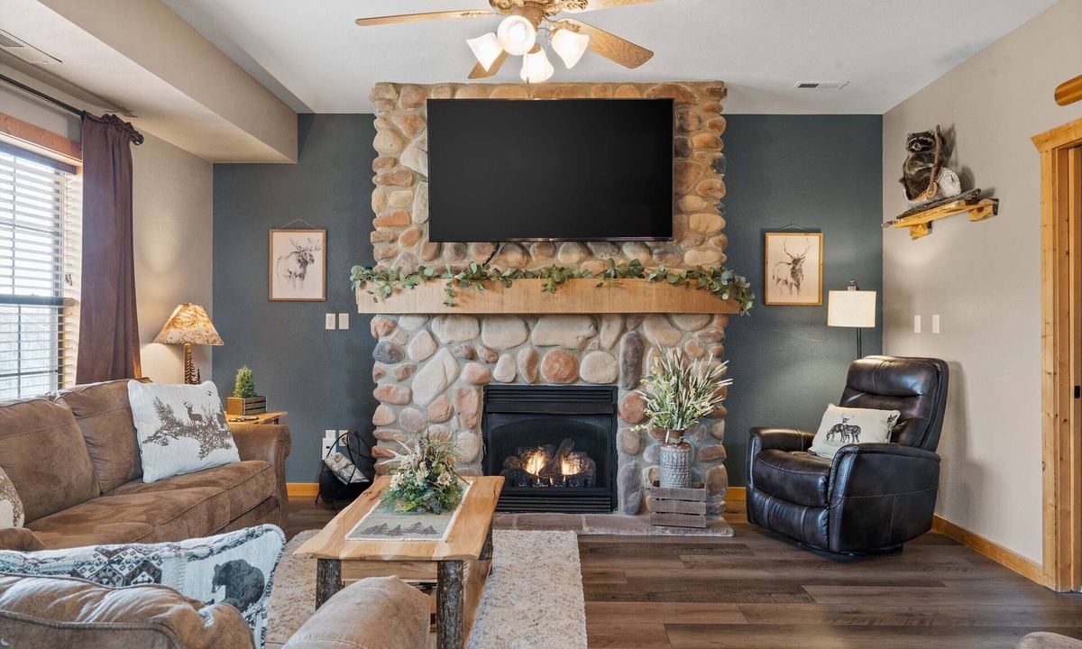 Branson Theater District Cabin | Walk-in Log Cabin with Walk-in Shower - Only Minutes from Shows!