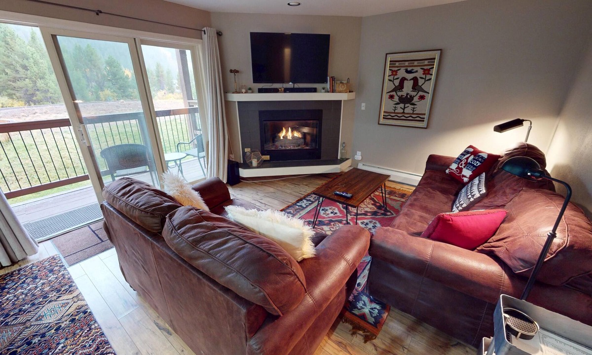 Mountain House Condo | Walk/Shuttle to Keystone Slopes, Shops, Dining. 2 Hot Tubs, Deck, Views!