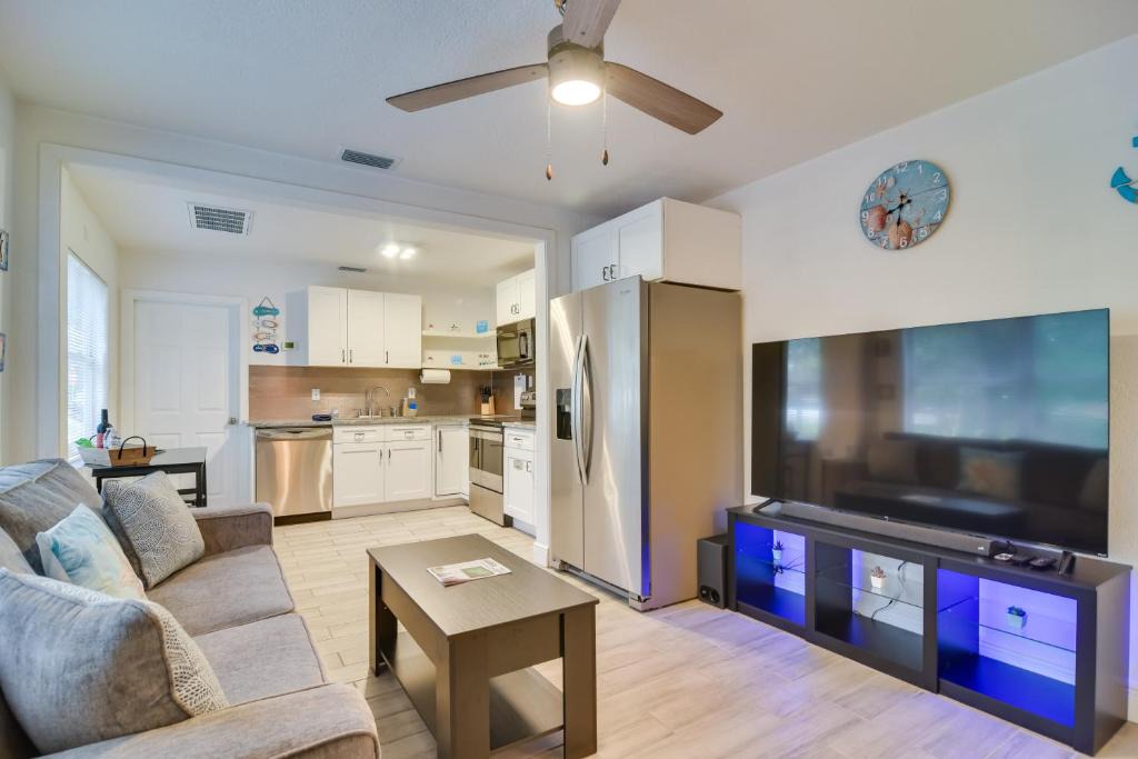 Bayview House | Walk to Art District + Beach: Pet-Friendly Getaway