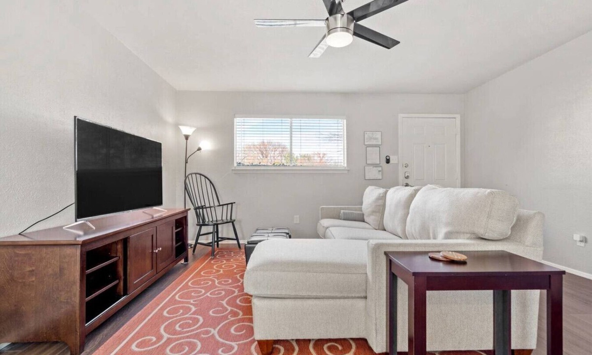 Central Arlington Apartment | Walk to AT&T! Family-Friendly 2 Queen Beds