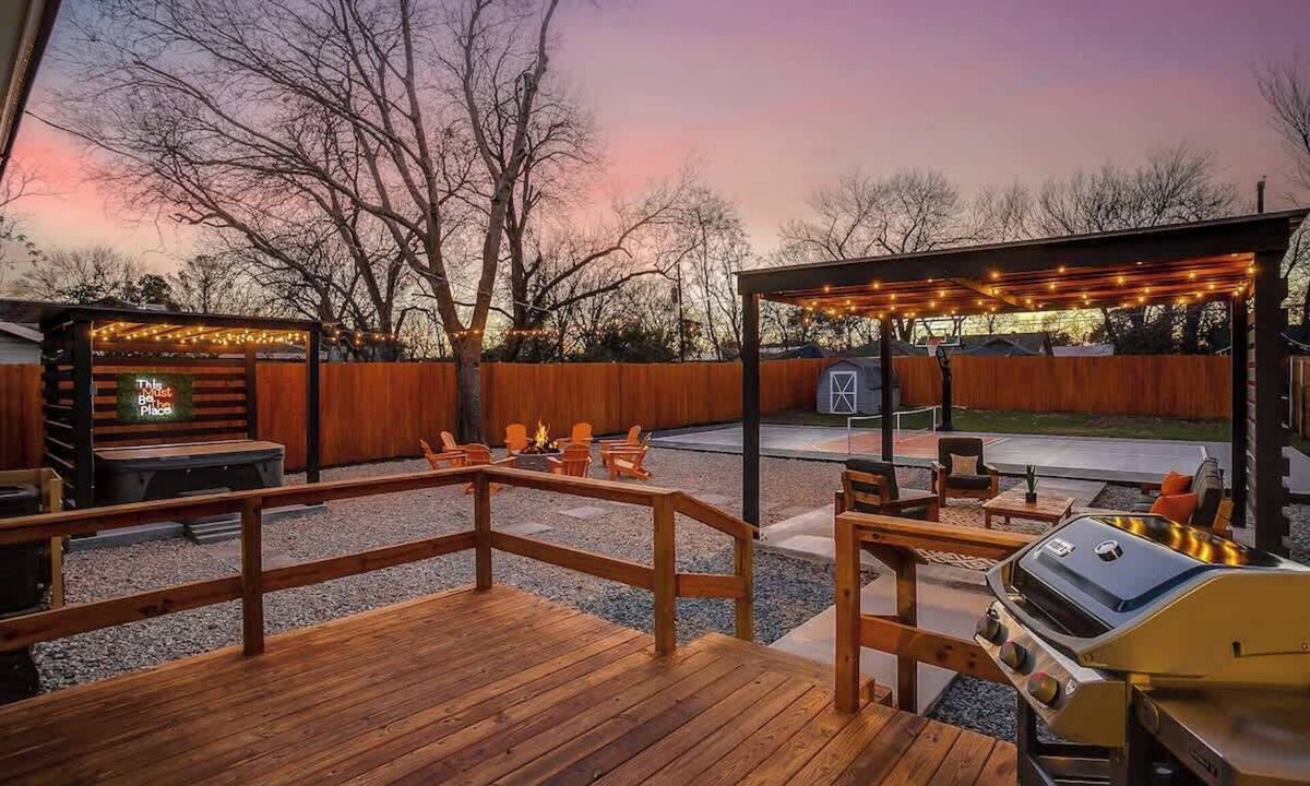 Central Arlington House | Walk to AT&T, Globe Life - Pickleball court, hot tub, basketball