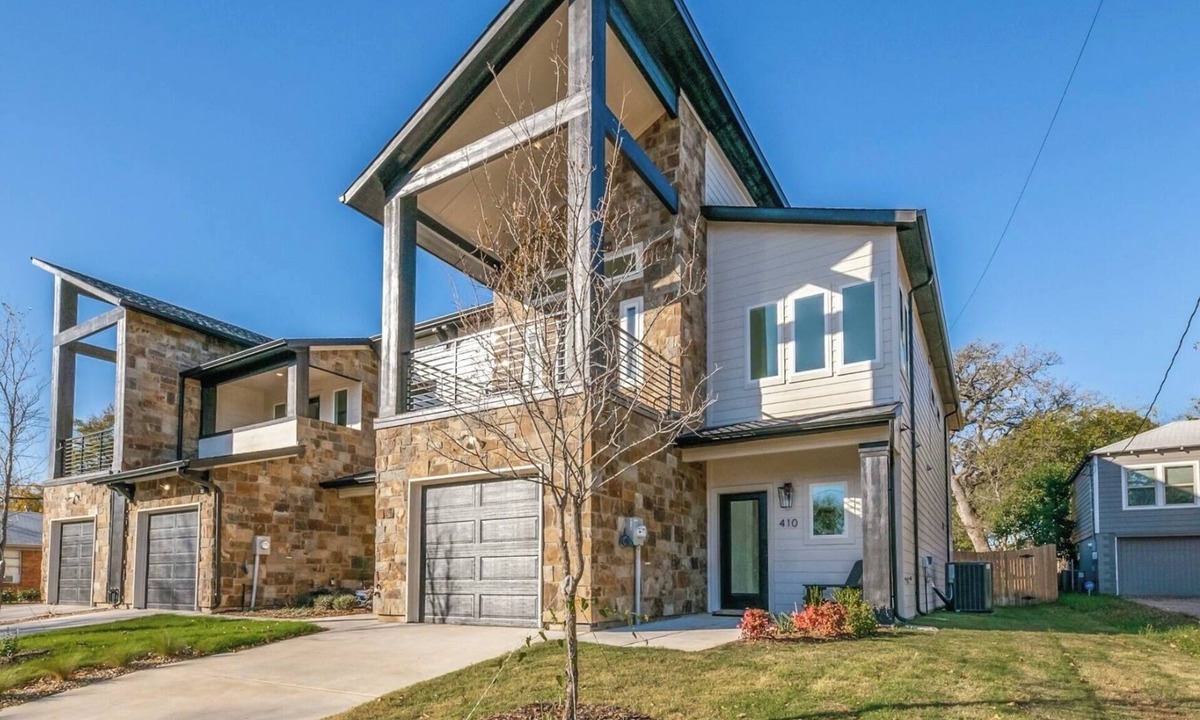 Central Arlington House | Walk to AT&T Stadium & Globe Life. Perfect Backyard for dining & entertaining