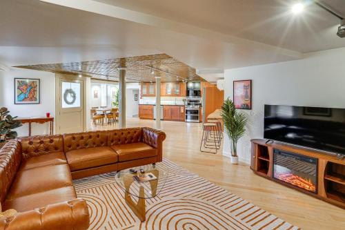 Athens Apartment | Walk to Athens Riverfront Park! Modern-Retro Apt