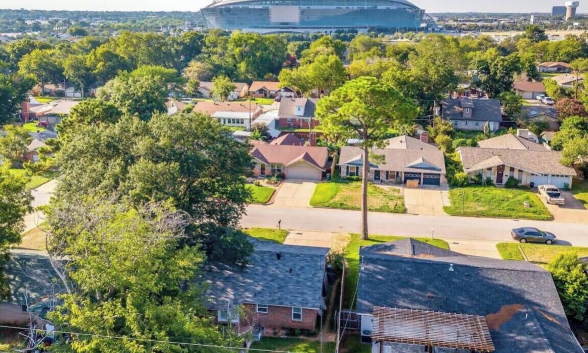 Arlington House | Walk to ATT & Globe Life! Updated Spacious & Quiet