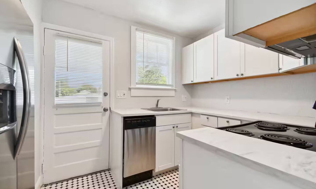 Colonialtown North House | Walk to bars, coffee, eateries-King bed-workspace