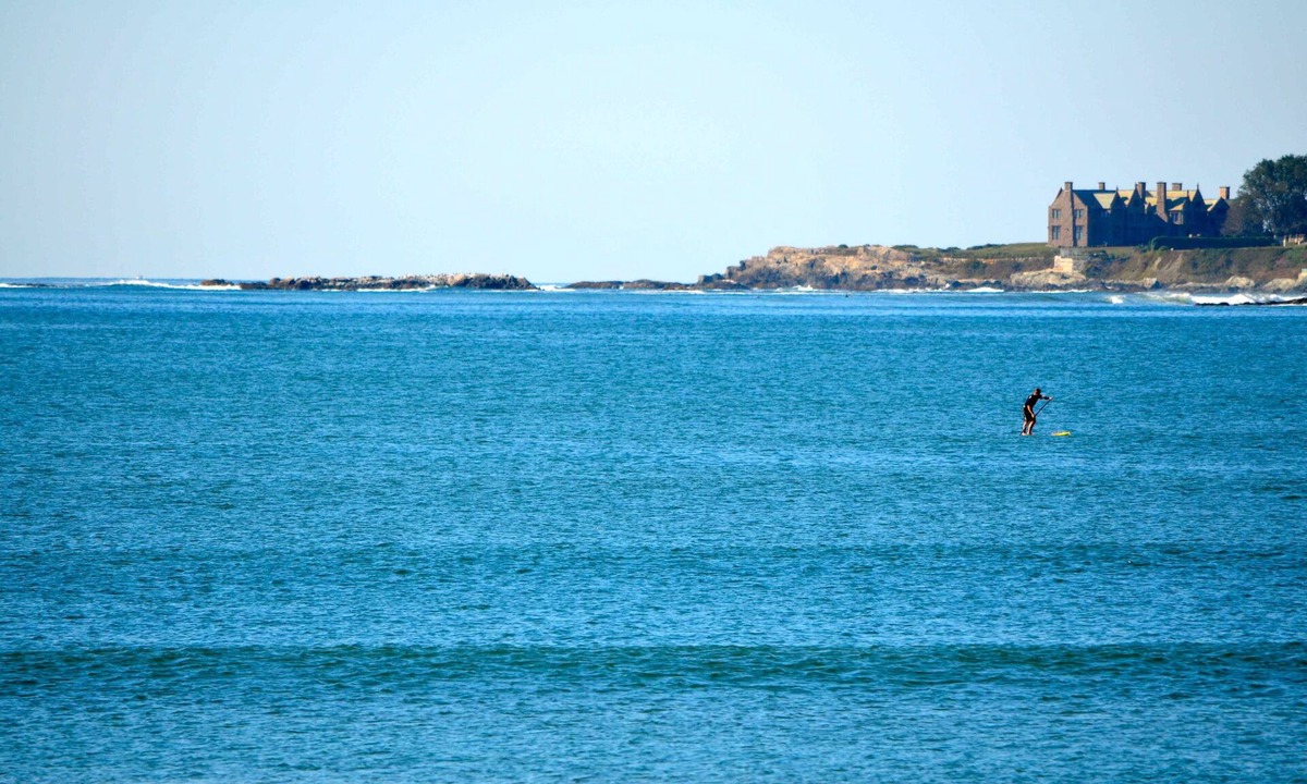 Newport East House | Walk to Beach and Restaurants!