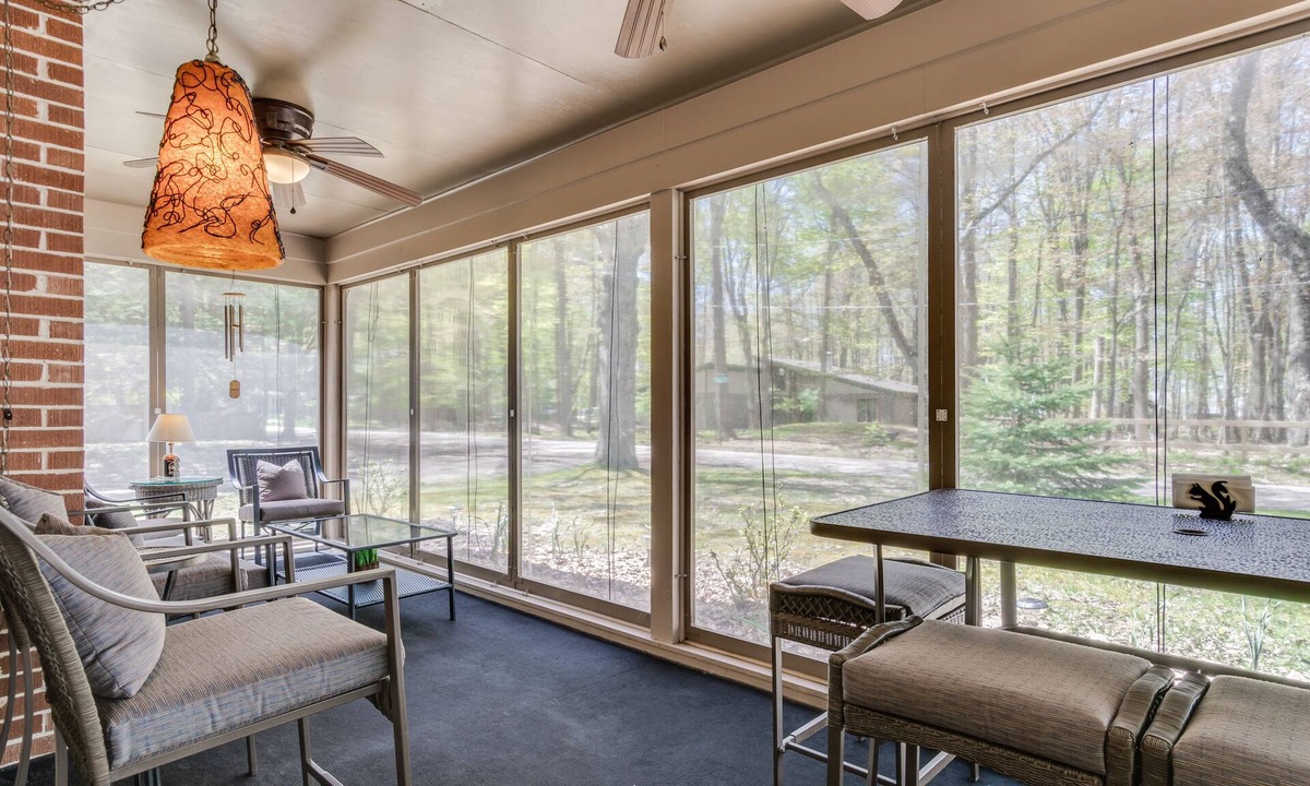 Douglas Cottage | Walk to beach - Cozy 2 Bed/1 Bath Cottage - Sleeps 6 - 1 block to Lake Michigan