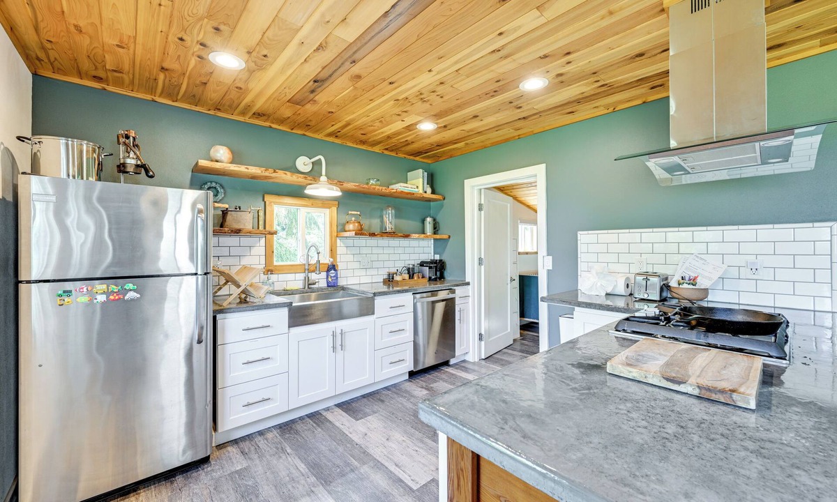 Neah Bay Cottage | Walk to Beach: Creek-front Sekiu Home w/Fire Pit!