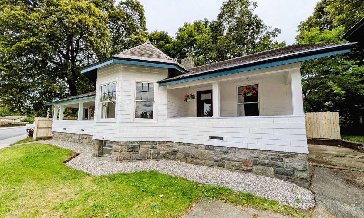 Corinth House | Walk to Beach & Dining. 3BR City House