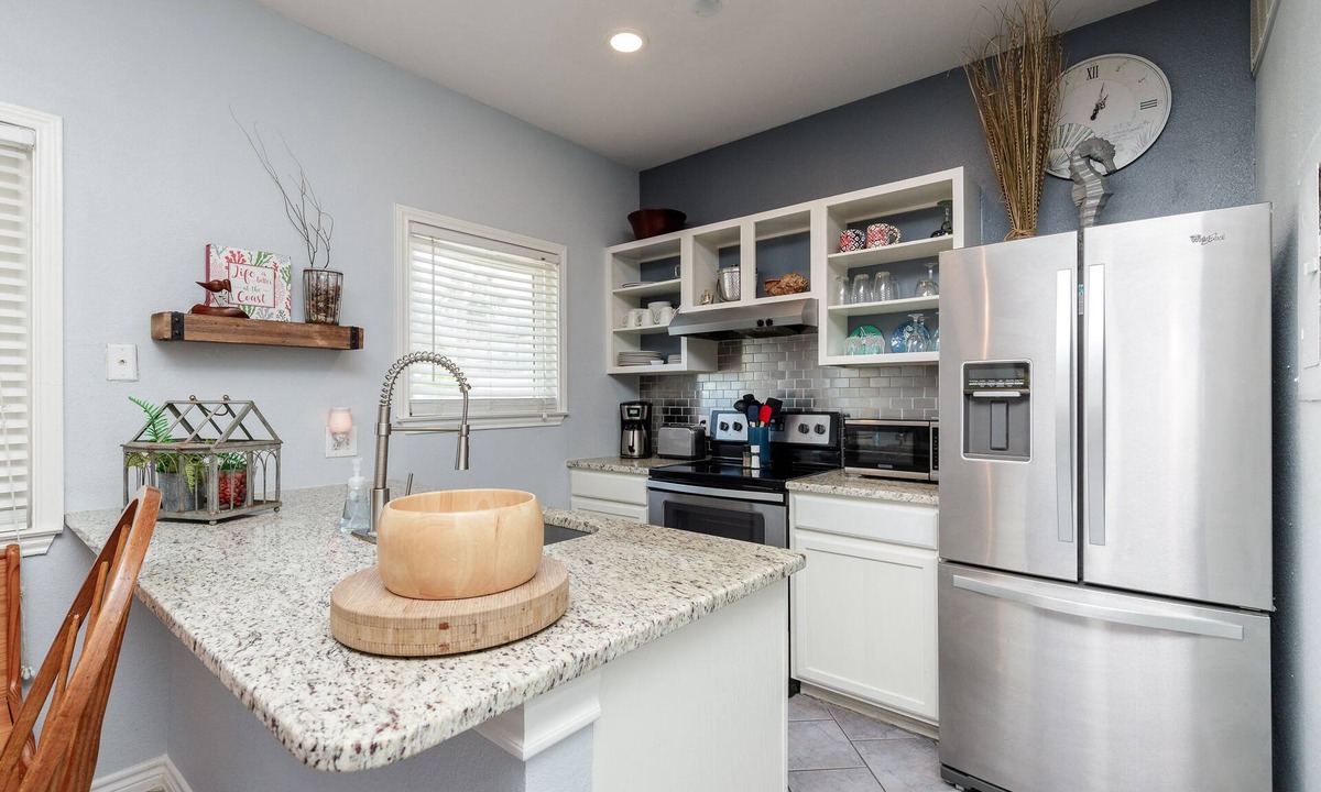 Corpus Christi Condo | Walk to Beach! Ground Level, 1 Bedroom, 1 Bath, Sleeps 4, Pet Friendly!