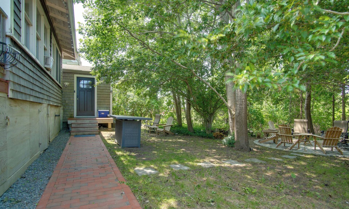 East Chop Apartment | Walk to Beach & Lighthouse: Oak Bluffs Studio!