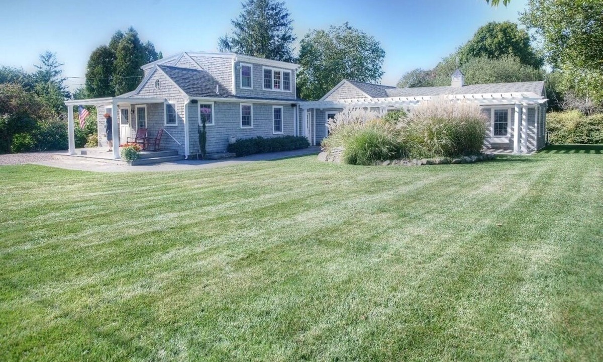 Green Hill House | Walk to beach, private, immaculate, indoor-outdoor entertaining, toys included!