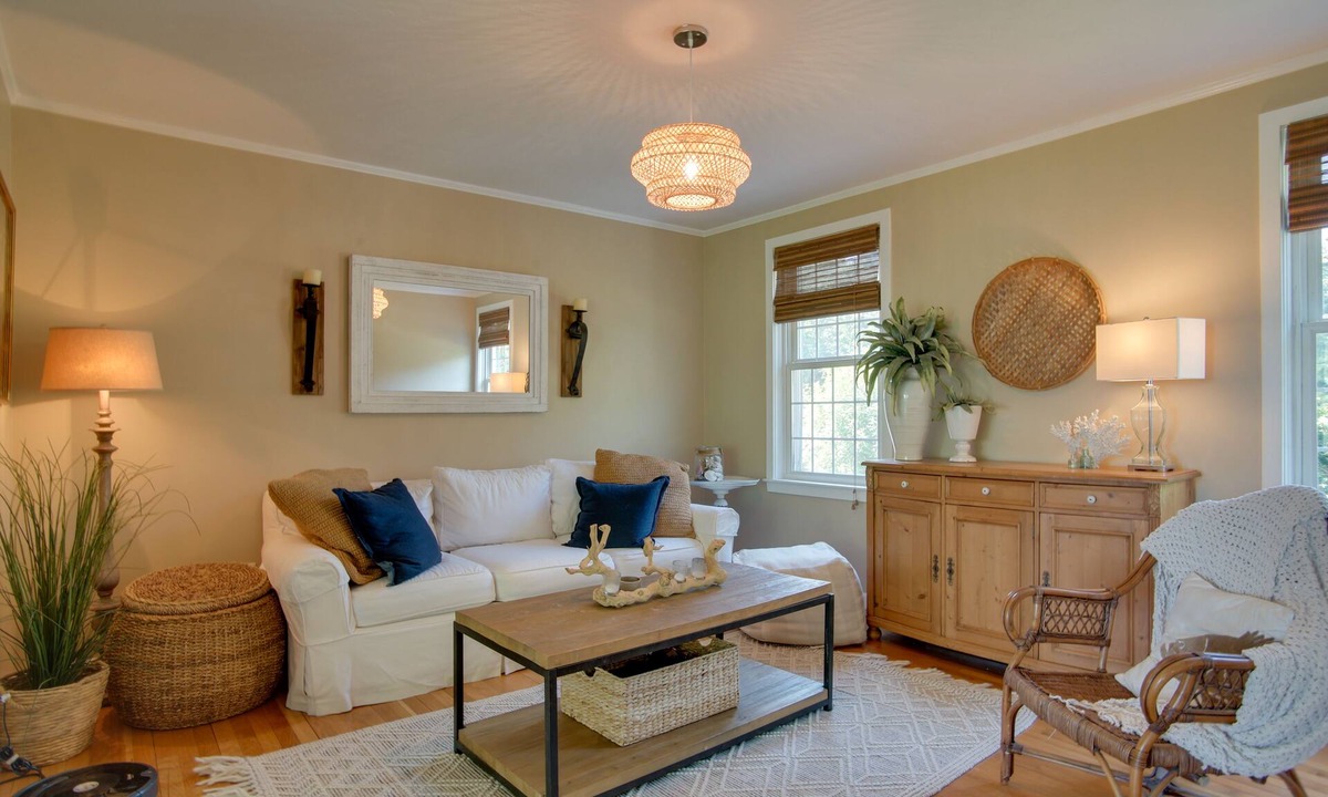 West Barnstable House | Walk to Beach: Spacious Cape Cod Abode w/Deck!