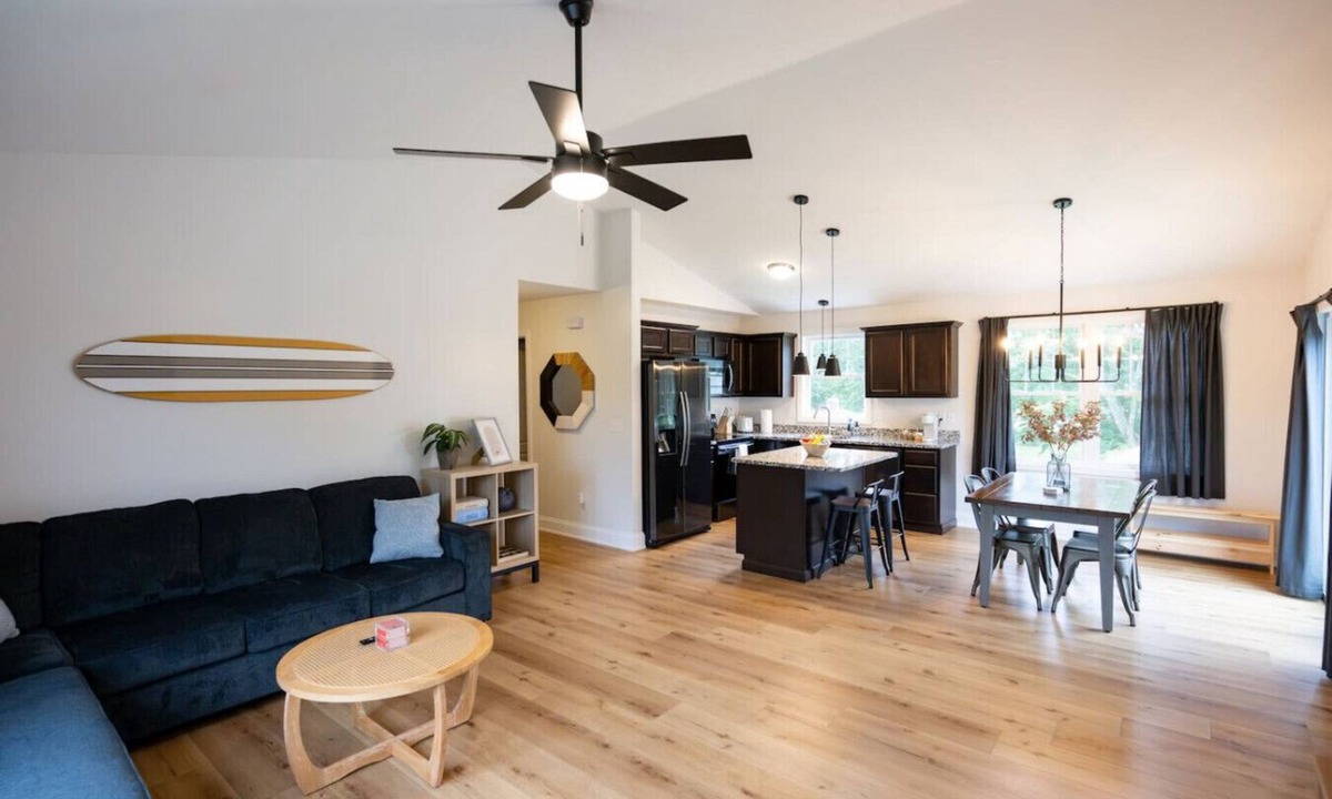 Warwick House | Walk To Beach | Spacious House