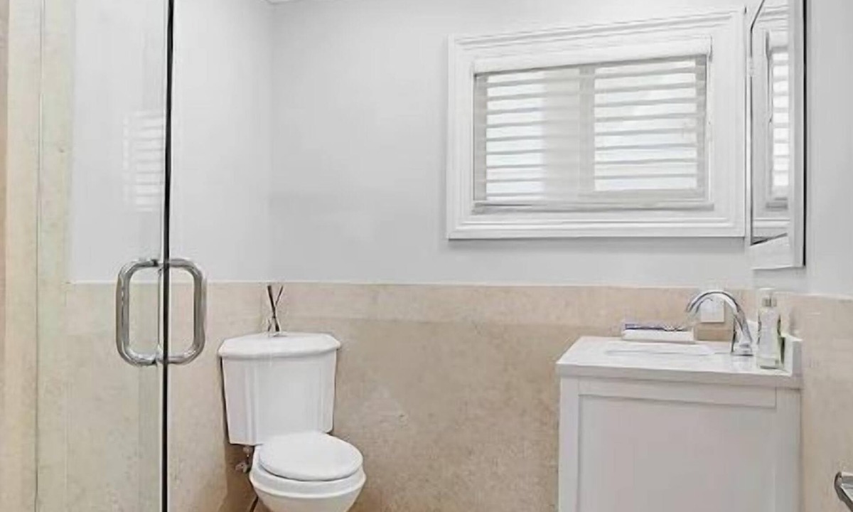 Santa Barbara Estates House | Walk to beach