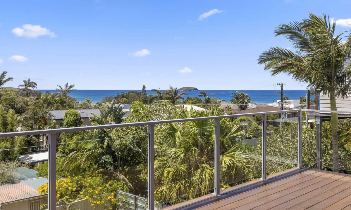 Emerald Beach House | Walk to Beach, Views, Large Outdoor Fire pit, Pet-Friendly