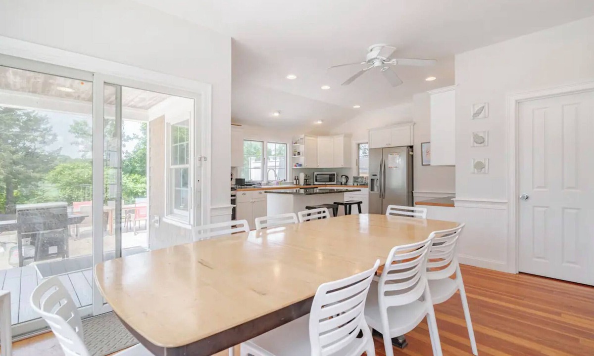 Hyannis Villa | Walk to beaches & ferries! 9bd/4baths - Sleep 20ppl.