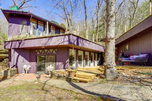 Lost Bridge Village House | Walk to Beaver Lake! 'The Cavehouse' w/4 Decks