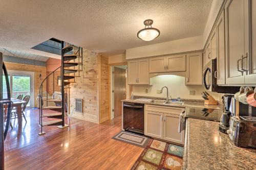 Beech Mountain House | Walk to Beech Mtn Ski Resort! Condo w/Balcony