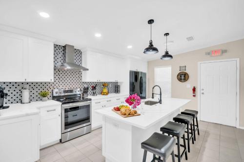 Dunedin House | Walk to Blue Jays, Breweries, Marina & Beaches