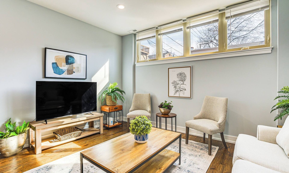 Bucktown Apartment | Walk to Blue Line: Sleek Apartment in Bucktown!