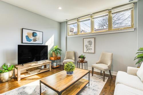 Bucktown Apartment | Walk to Blue Line: Sleek Apartment in Bucktown!