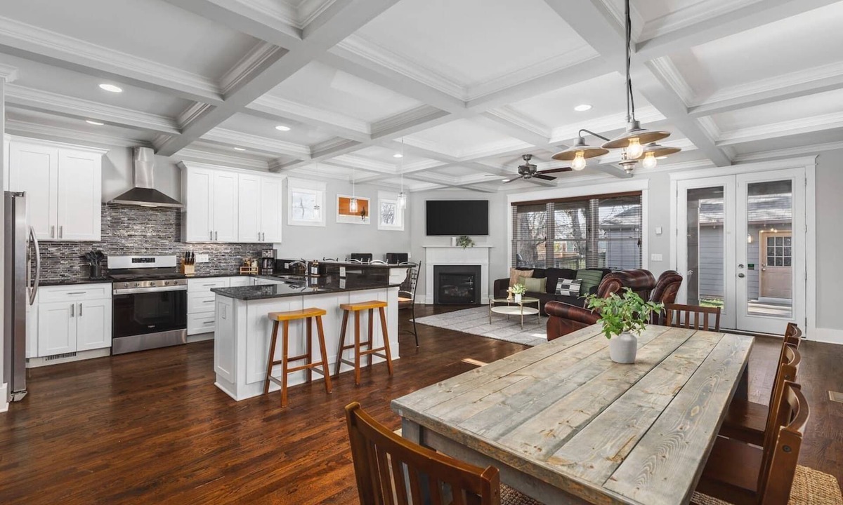 Hope Gardens House | Walk to Broadway & Germantown - Large House w/Patio & Porches - Free Parking