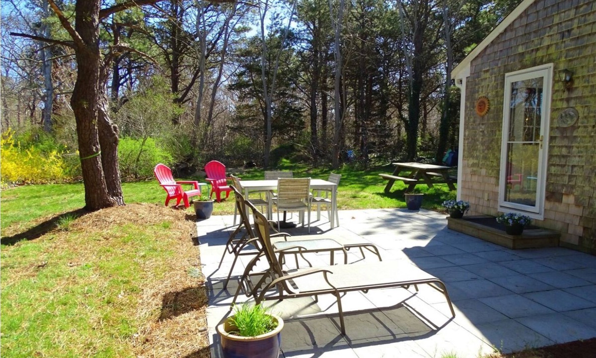 Campground Landing Cottage | Walk to Campground Beach Modern, Well‑Kept Cottage