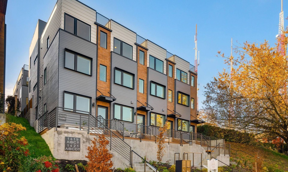 Minor House | Walk to CapHill 4B2.5B Sleeps 12 w/Rooftop deck