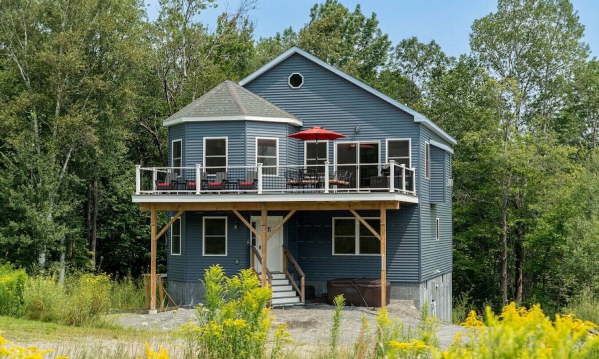 West Dover Ski Chalet | Walk to Carinthia lodge & Lift, Hot tub. Views!