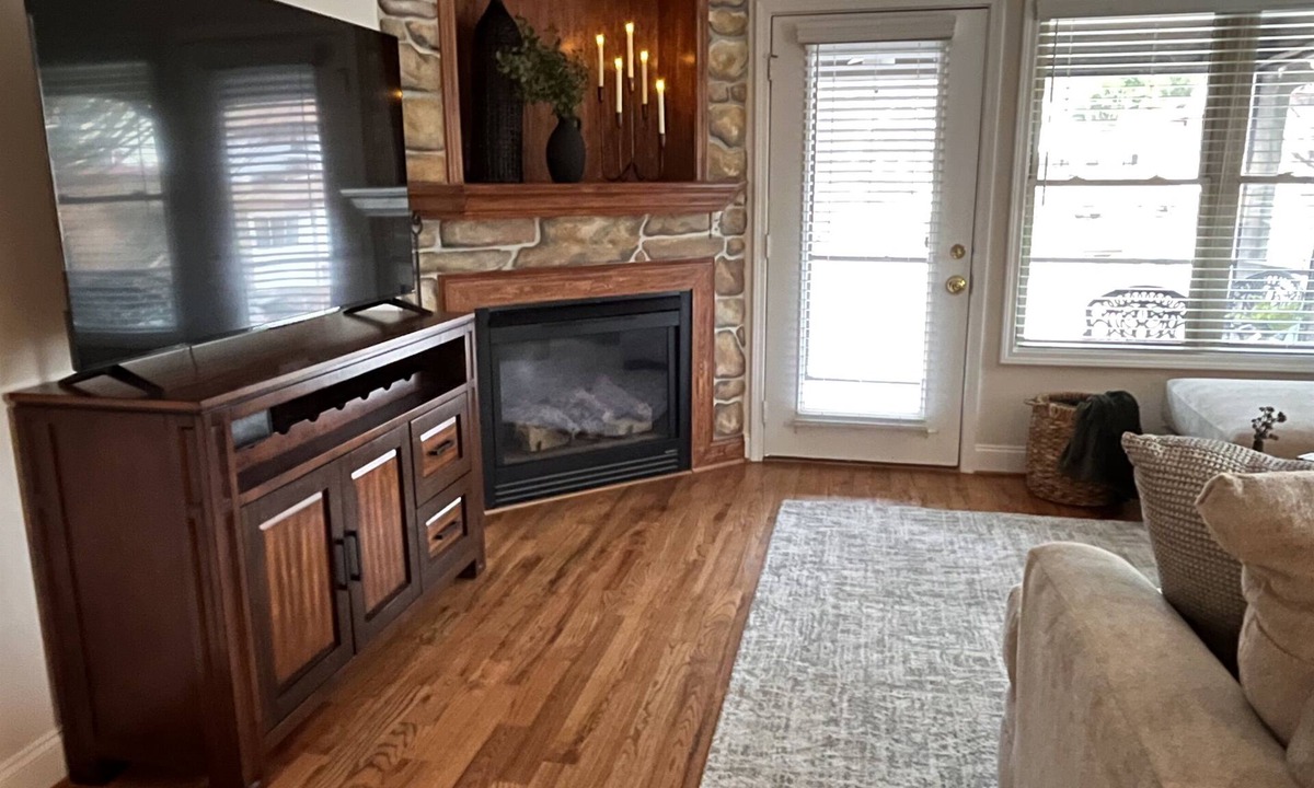 Helen Apartment | WALK to City Center! Elevator & 2 BDRMS just off Main St.