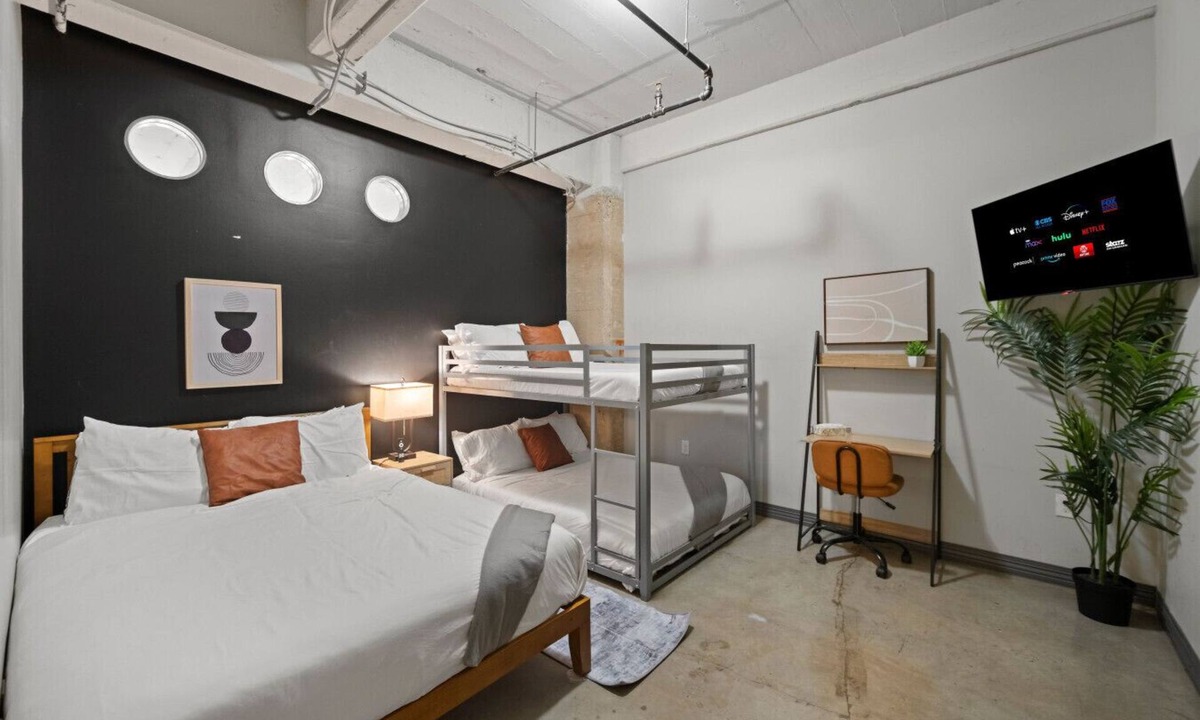 Downtown Dallas Apartment | Walk to Convention Center | Pool + Valet Parking