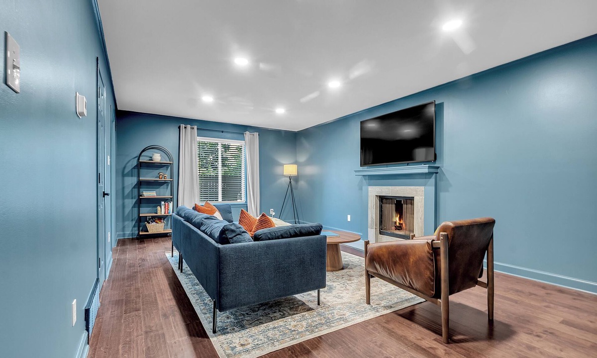 Vollintine-Evergreen House | Walk to Crosstown Cozy Midtown King Retreat