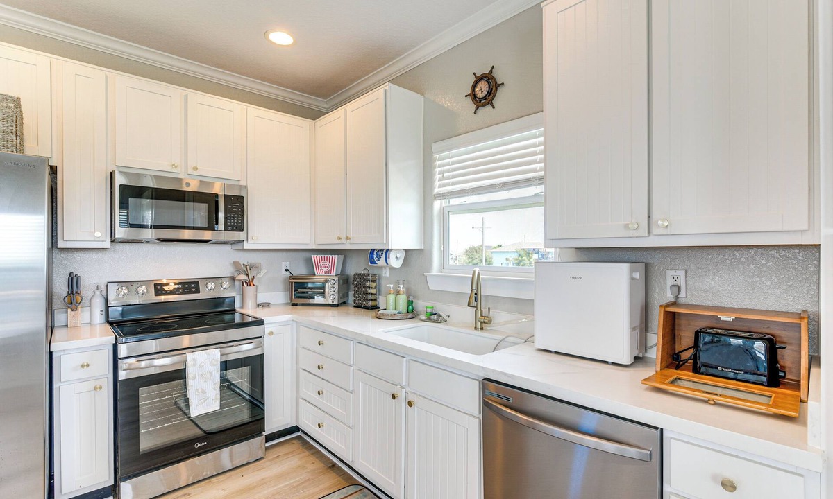 Crystal Beach Cottage | Walk to Crystal Beach: Coastal Getaway w/Deck