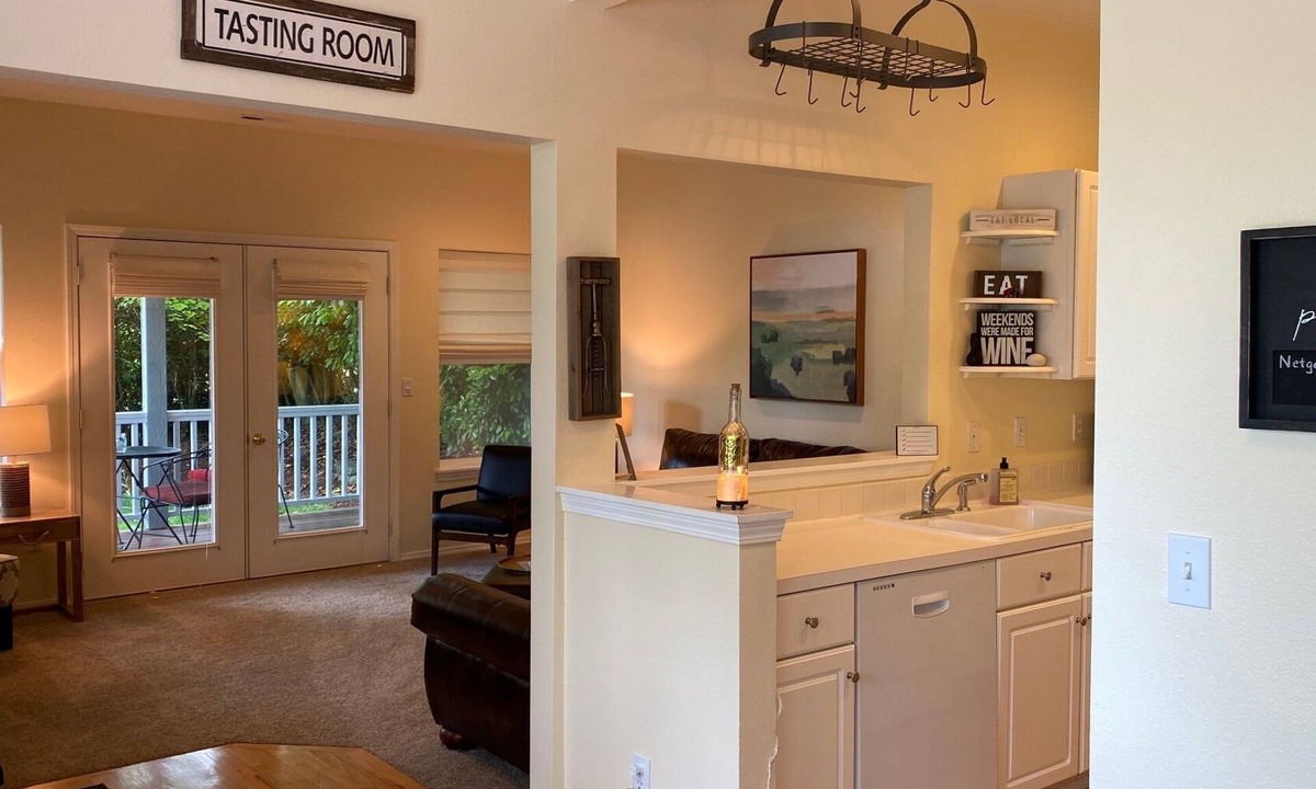 Dundee House | Walk To Dining And Wine Tasting in Dundee