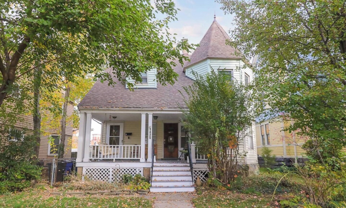 Edgewater House | Walk to Dining, Bars & Transit!