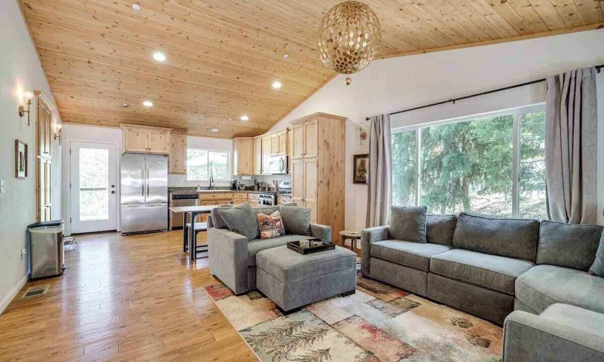 Twain Harte Cabin | Walk to Downtown, 2 King Beds, Dog-Friendly