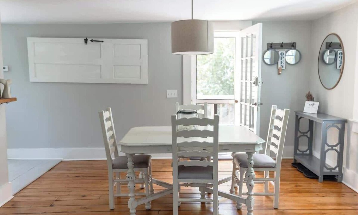 Off Broadway Apartment | Walk to downtown and Broadway 3b