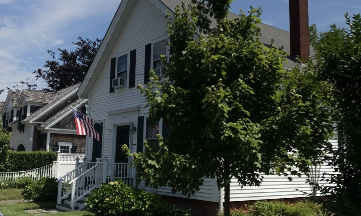 Edgartown House | Walk To Downtown and Beaches